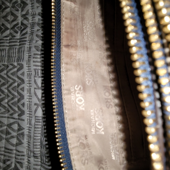 Small E/W Michael Kors Double Zip Crossbody in Navy - Picture 9 of 11